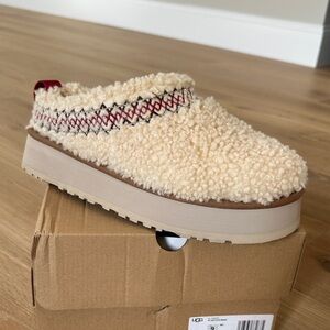 *NEW* UGG Women's Tan and Red Slippers
